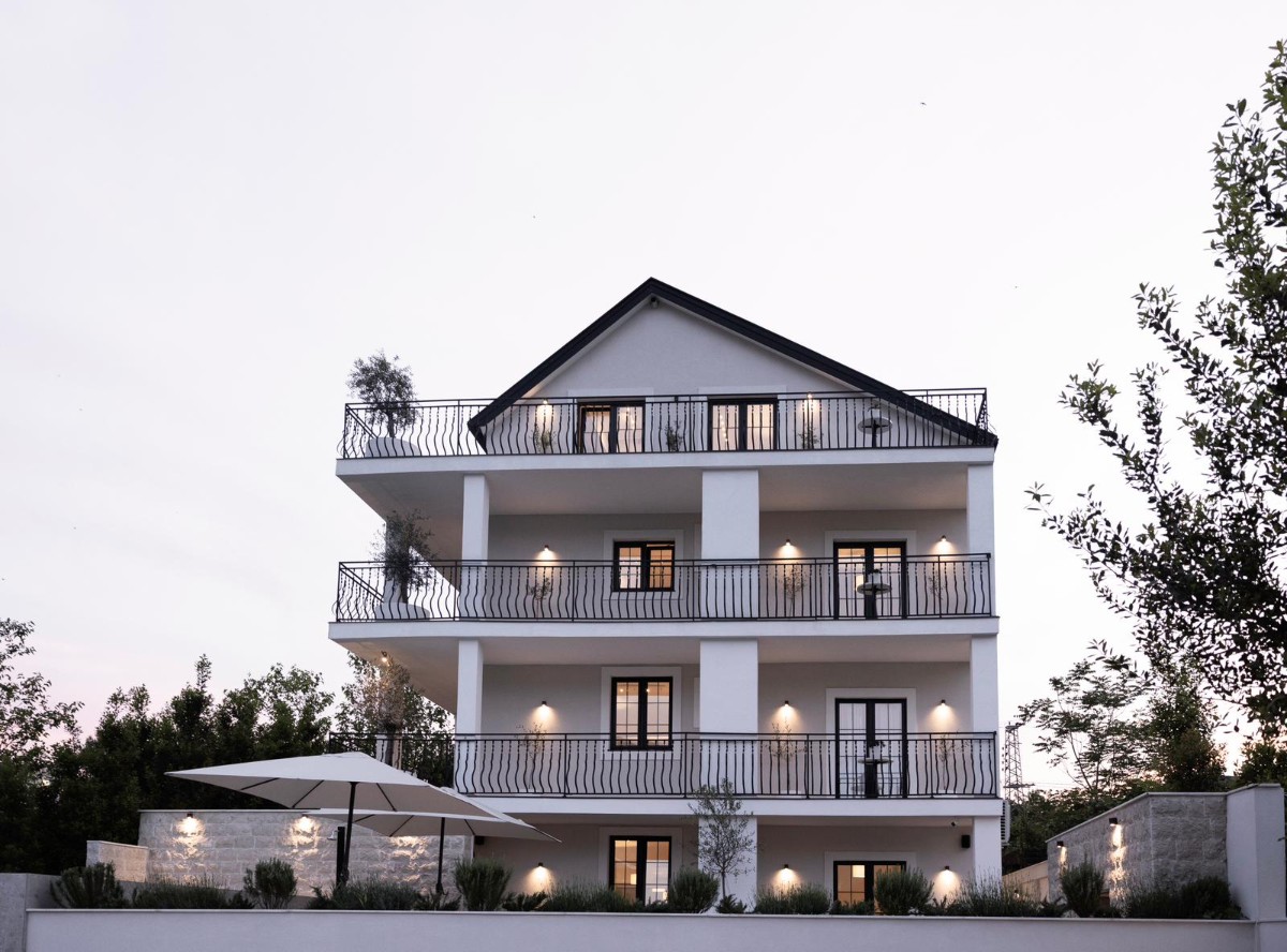 Zgrada sa 4 luks dvosobna stana, bazen, parking, 300m od mora, Tivat